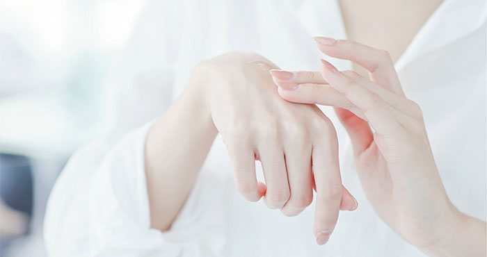 ハンドクリームや保湿剤と合わせて潤いを閉じ込め肌を守ります。